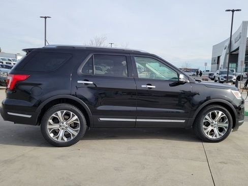 Used 2019 Ford Explorer Platinum image 2