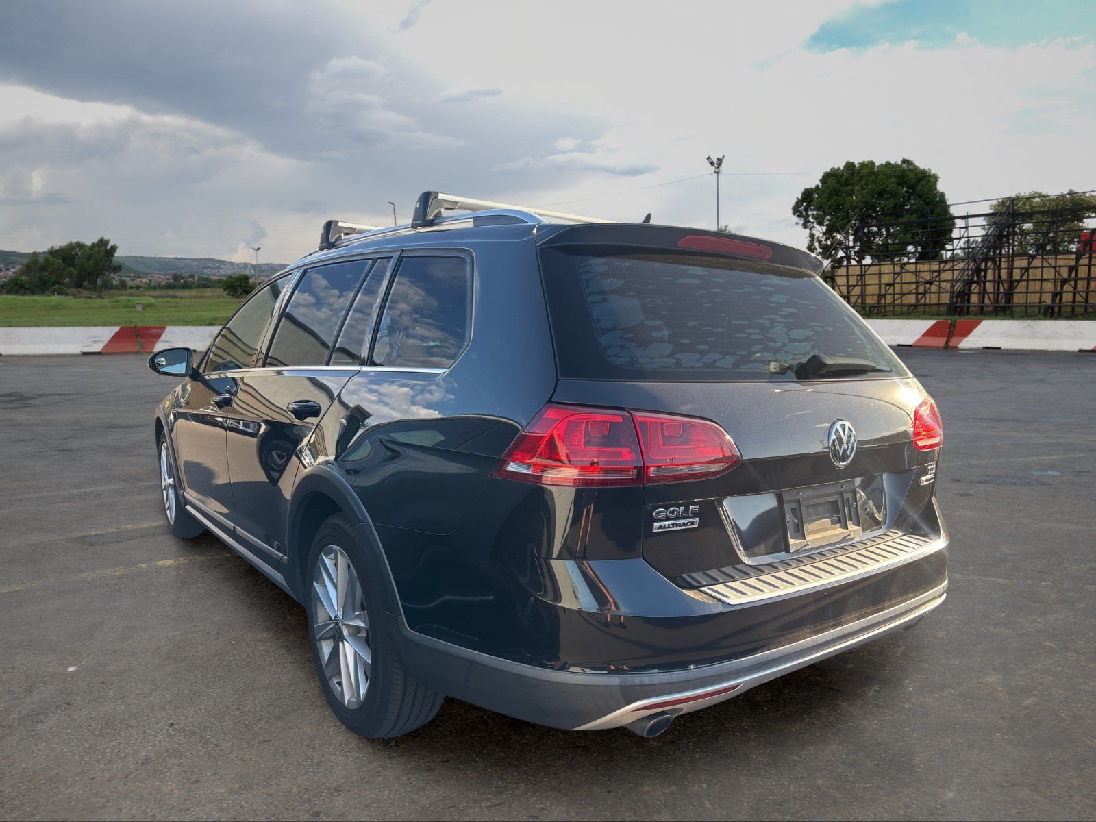 Used 2017 Volkswagen Golf Alltrack SE AWD/4WD image 4