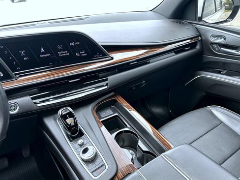Used 2021 Cadillac Escalade Premium Luxury w/ Performance Package AWD/4WD image 22