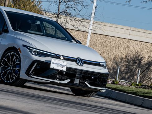 Used 2025 Volkswagen Golf w/ Euro Style Package image 5