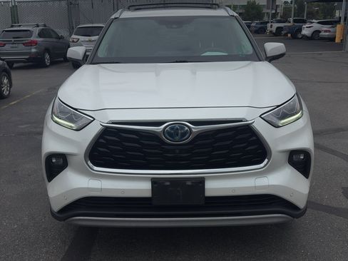 Used 2020 Toyota Highlander Platinum AWD/4WD image 2