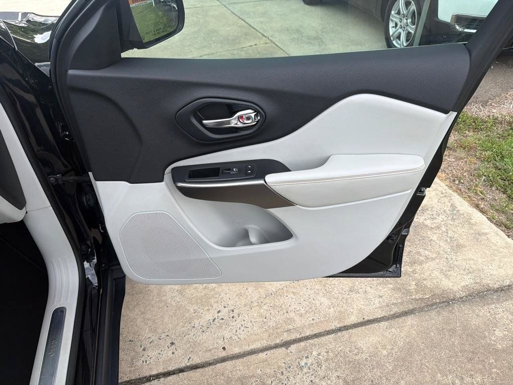Used 2019 Jeep Cherokee Limited FWD image 28