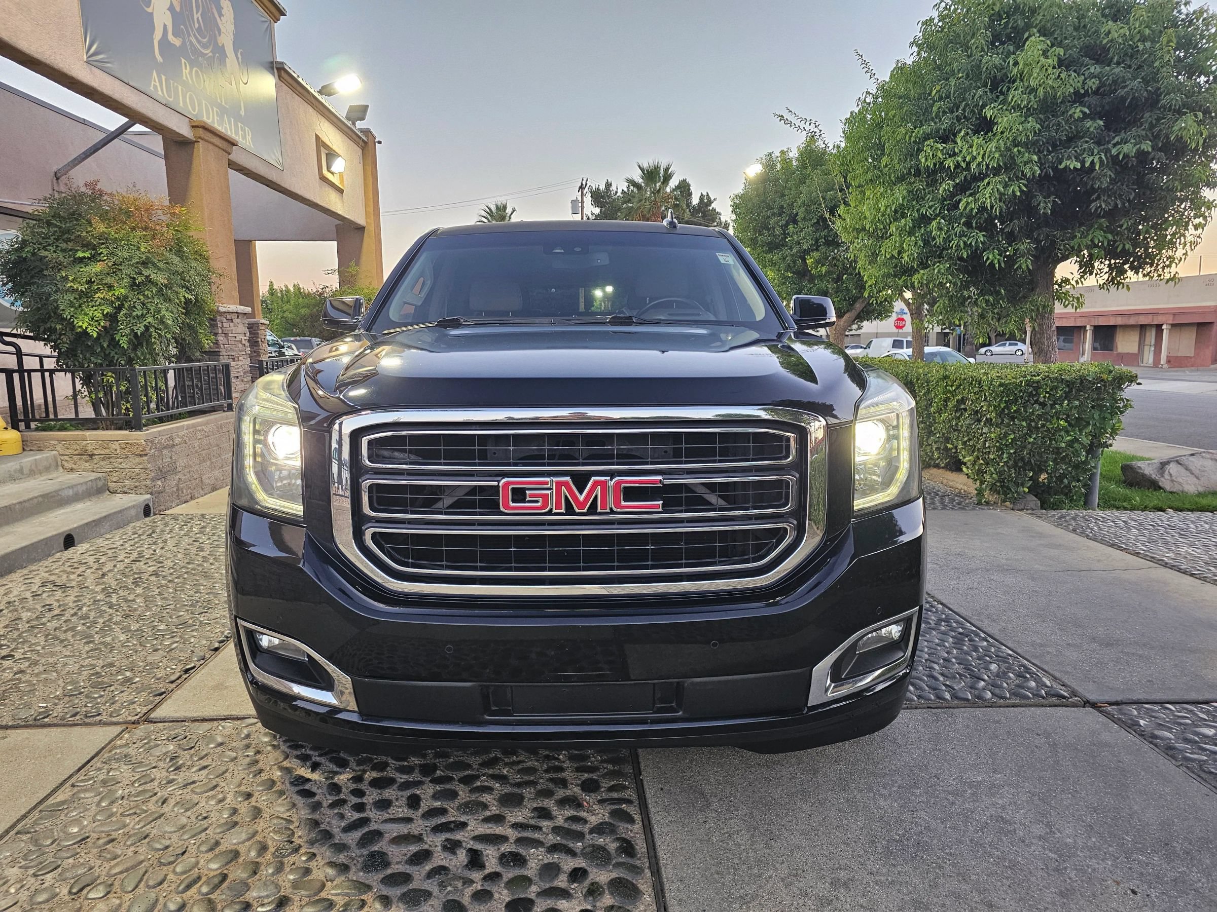 Used 2015 GMC Yukon Denali w/ Premium Package RWD image 2