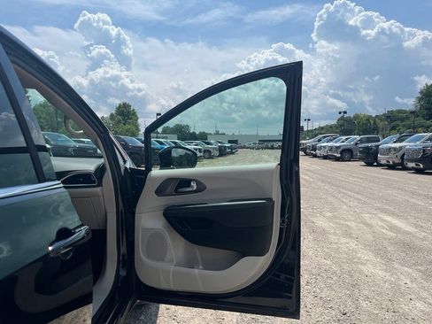 Used 2024 Chrysler Pacifica Touring-L FWD image 40