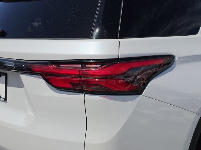 Used 2022 Chevrolet Traverse RS FWD image 11