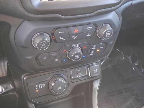 Certified 2021 Jeep Renegade Latitude w/ Luxury Group II image 15