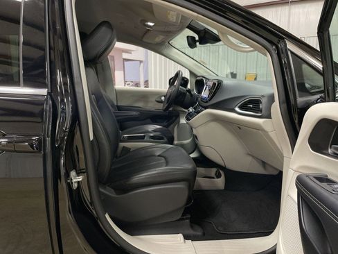 Used 2024 Chrysler Pacifica Touring-L image 29