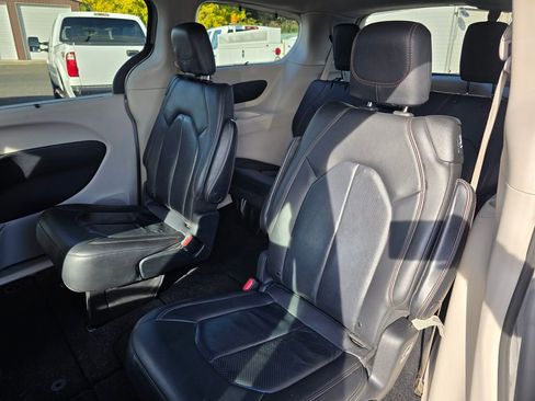 Used 2019 Chrysler Pacifica Touring-L image 17