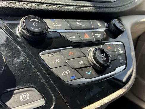 Used 2023 Chrysler Pacifica Touring-L FWD image 38