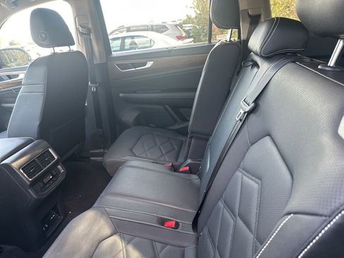 Used 2025 Volkswagen Atlas SE image 6