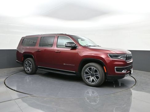 Used 2024 Jeep Wagoneer L Series II w/ Flexible Seating Group RWD image 17