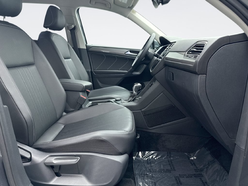 Used 2024 Volkswagen Tiguan SE AWD/4WD image 17