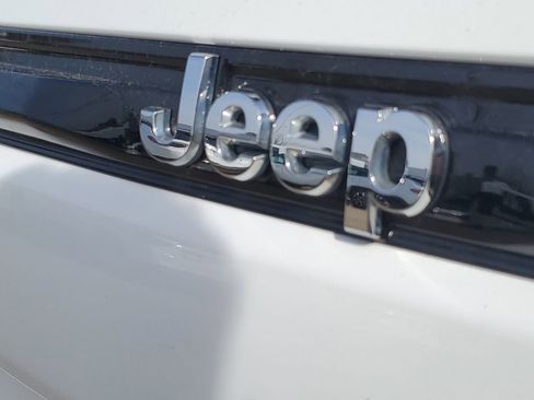 Used 2023 Jeep Grand Cherokee Laredo image 36