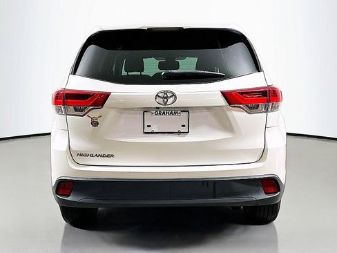 Used 2018 Toyota Highlander LE image 6