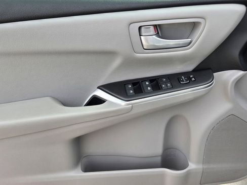 Used 2016 Toyota Camry LE image 30