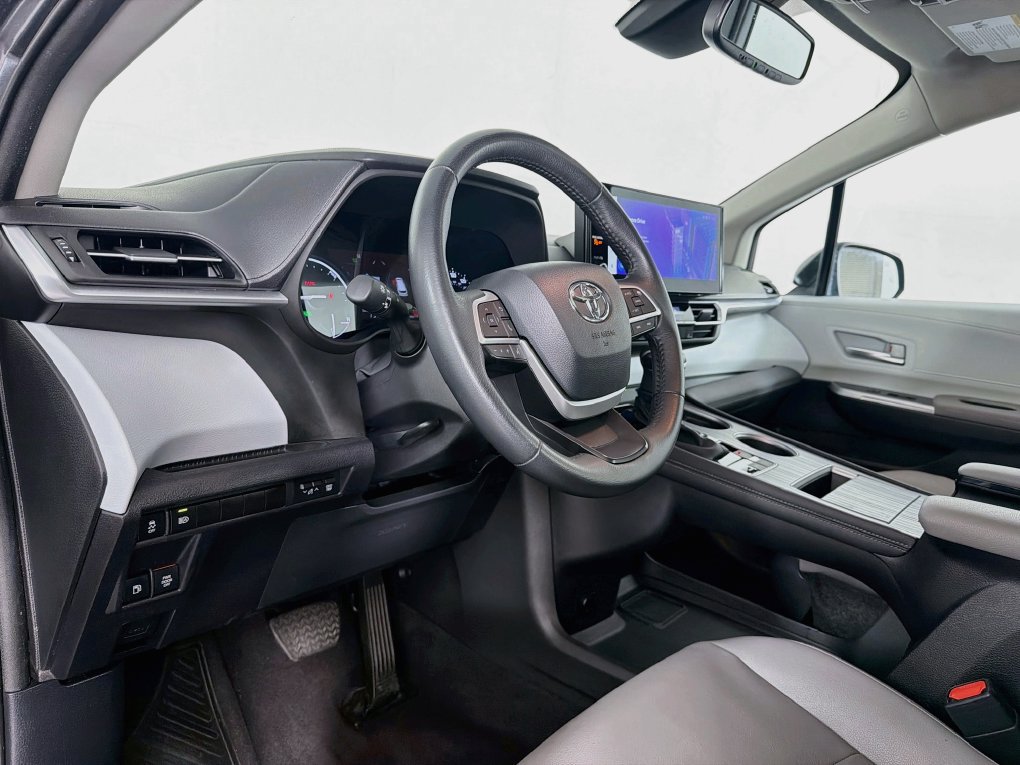 Used 2025 Toyota Sienna XLE FWD image 14