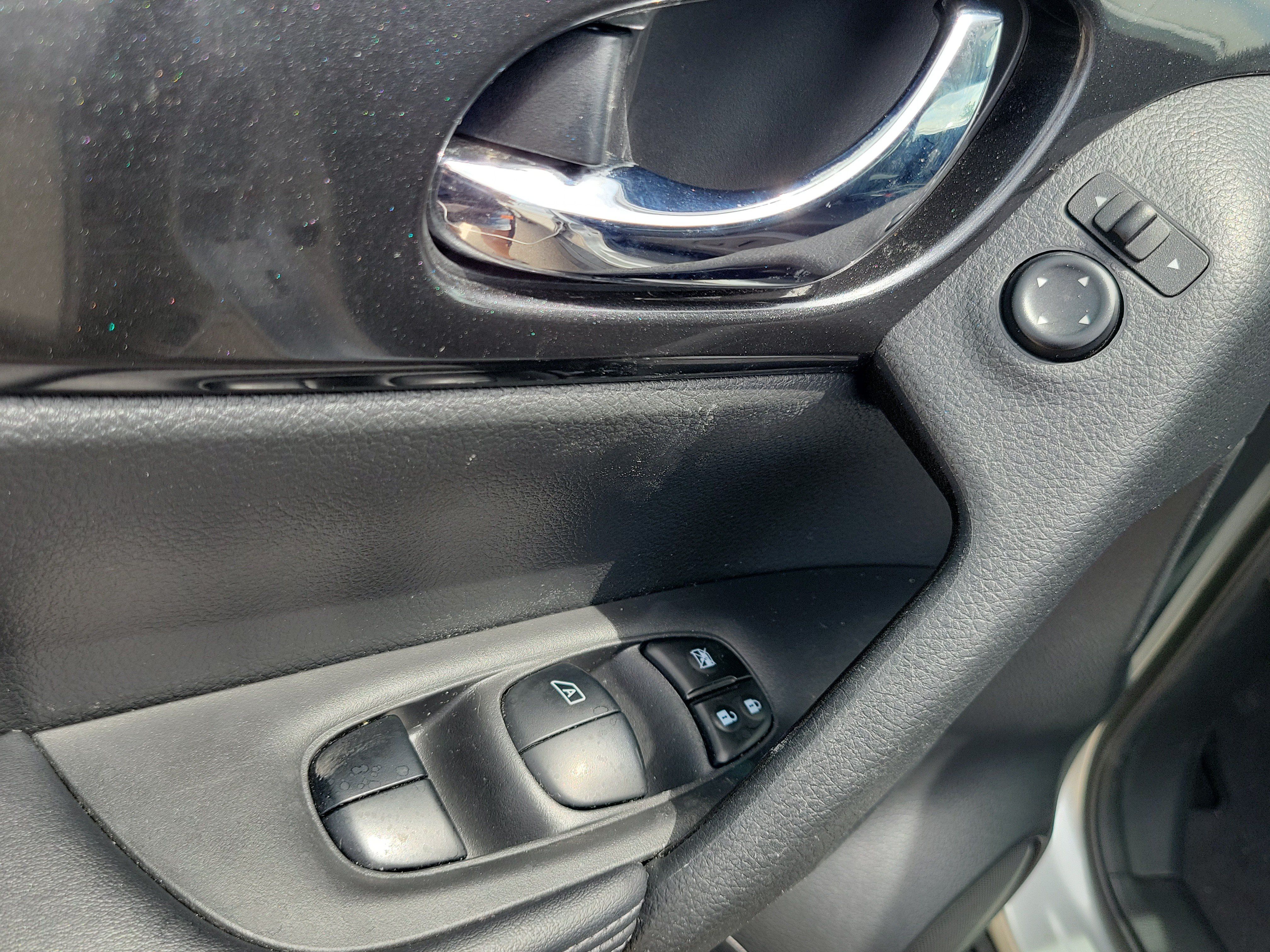 Used 2018 Nissan Rogue SV AWD/4WD image 23