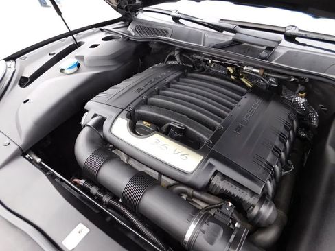 Used 2017 Porsche Cayenne Platinum Edition image 31