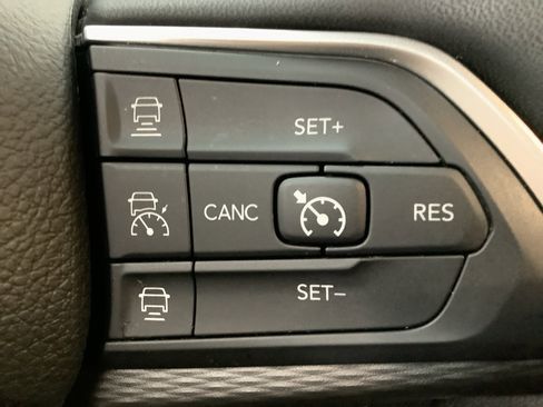 Used 2023 Jeep Grand Cherokee L Laredo image 17