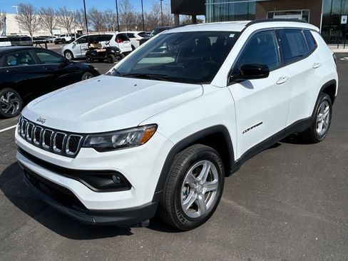 Used 2024 Jeep Compass Latitude image 2