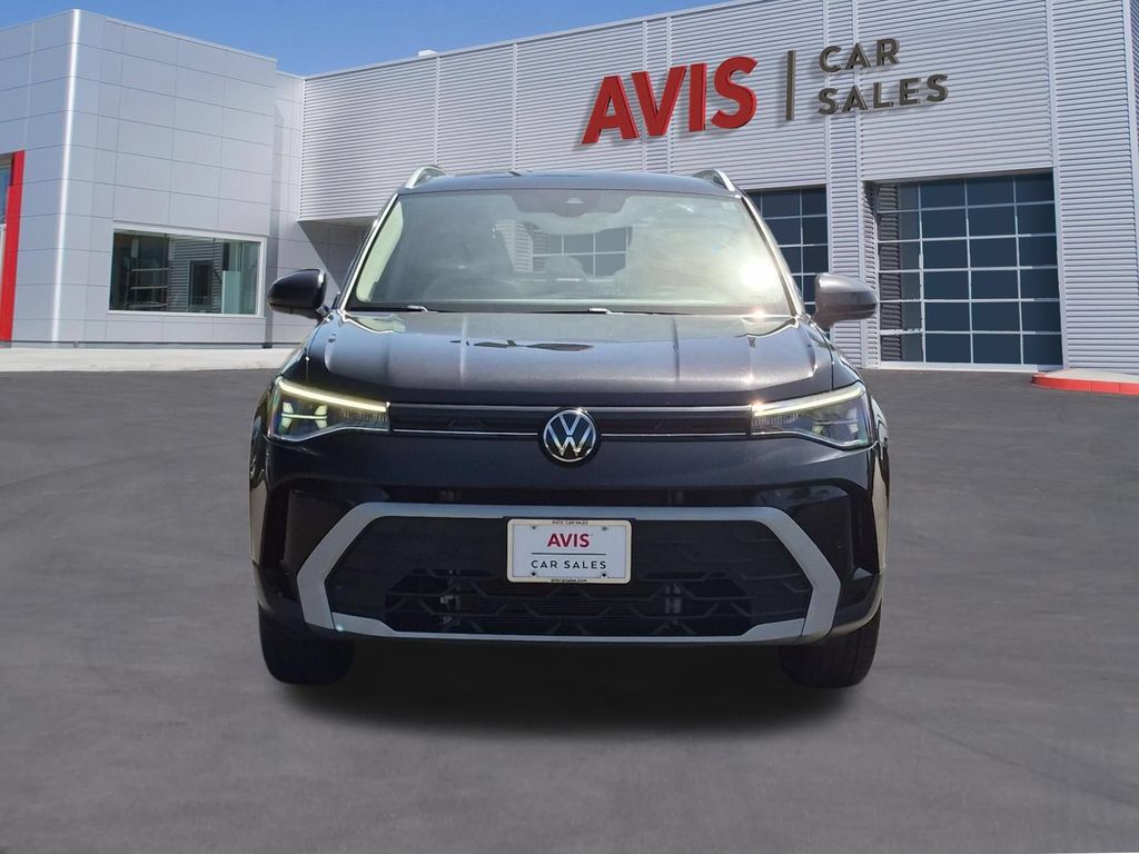Used 2025 Volkswagen Taos SE AWD/4WD image 2