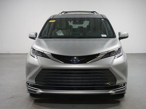 Certified 2023 Toyota Sienna Limited image 2