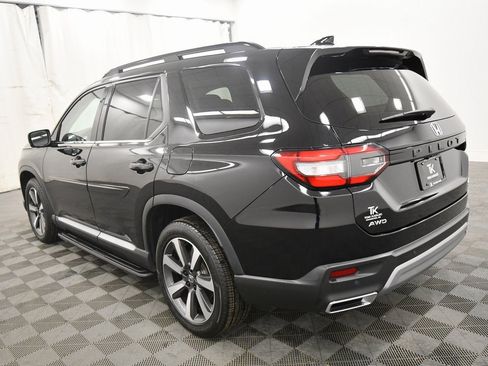 Certified 2024 Honda Pilot Black Edition image 5