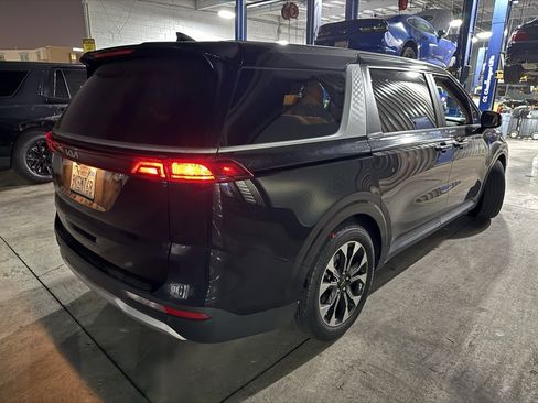 Used 2024 Kia Carnival EX image 9