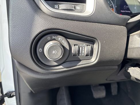 Used 2018 Jeep Renegade Latitude image 18