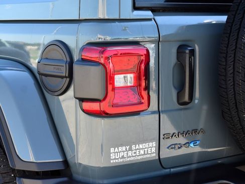 Used 2025 Jeep Wrangler Unlimited Sahara AWD/4WD image 12