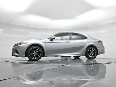 Used 2020 Toyota Camry SE image 7