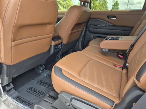 Certified 2025 Nissan Pathfinder Platinum w/ Cargo Package FWD image 18