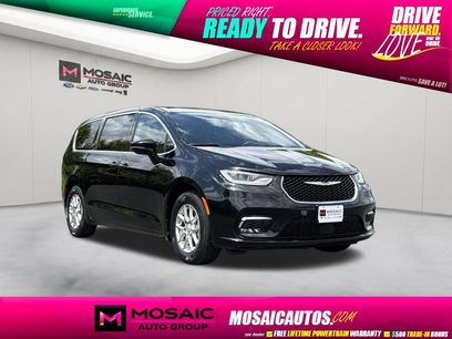 Used 2025 Chrysler Pacifica Select