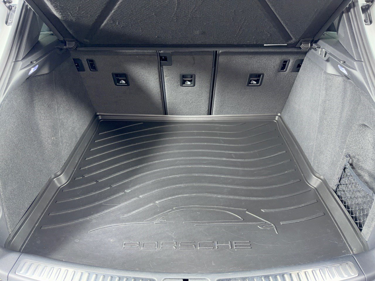 Certified 2025 Porsche Macan Turbo AWD/4WD image 28