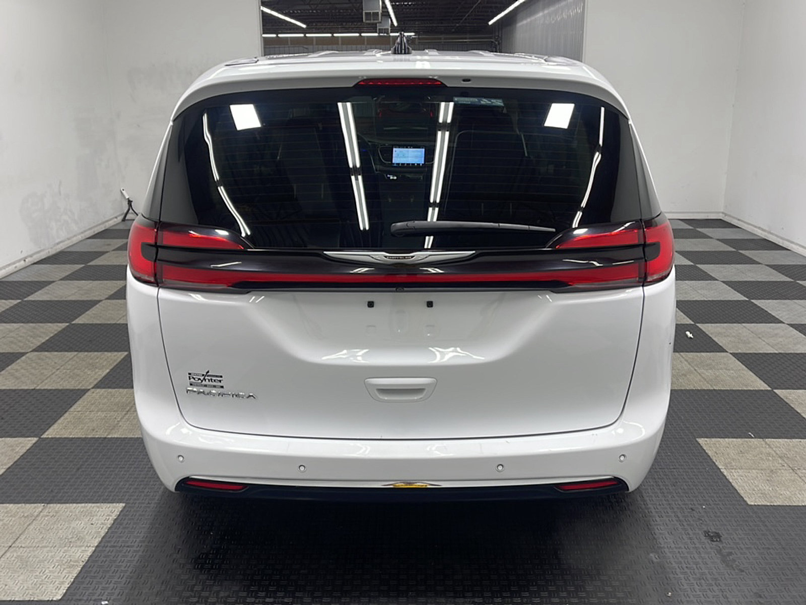 Used 2024 Chrysler Pacifica Touring-L FWD image 17
