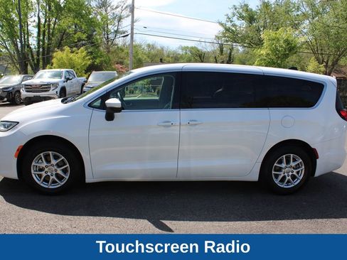 Used 2023 Chrysler Pacifica Touring-L image 12