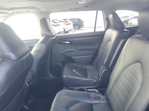 Used 2023 Toyota Highlander XLE FWD image 12