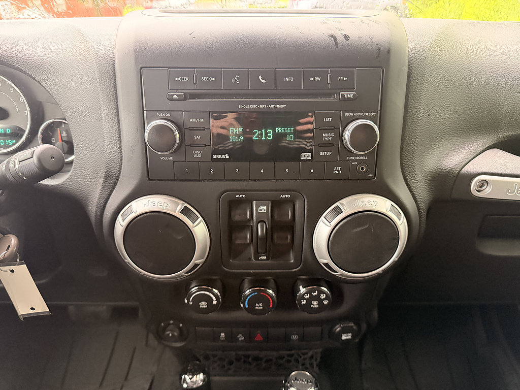 Used 2017 Jeep Wrangler Unlimited Rubicon w/ Connectivity Group AWD/4WD image 18
