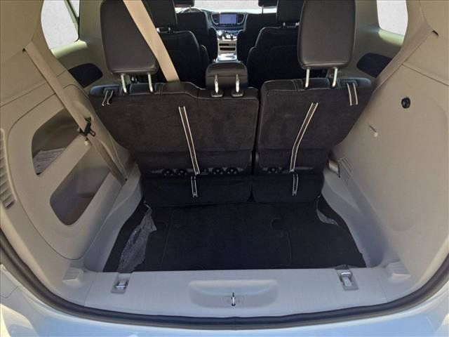 Used 2024 Chrysler Pacifica Touring-L FWD image 6