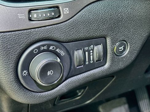Used 2021 Jeep Cherokee Limited FWD image 10