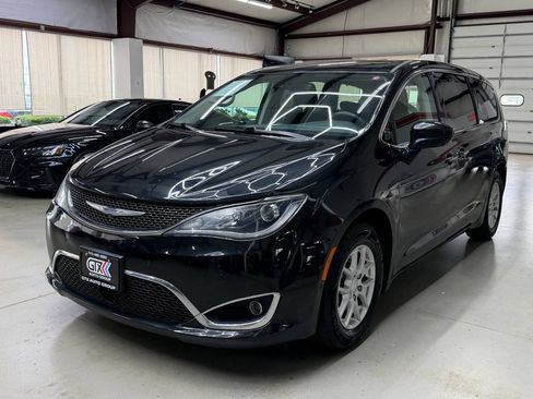 Used 2020 Chrysler Pacifica Touring w/ Advanced Safetytec Group FWD image 5