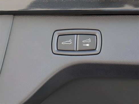 New 2025 Porsche Macan 4S Electric image 19