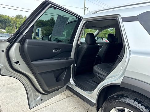 Used 2025 Nissan Pathfinder SL AWD/4WD image 23