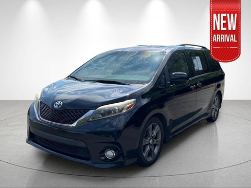 Used 2016 Toyota Sienna SE Premium FWD image 1