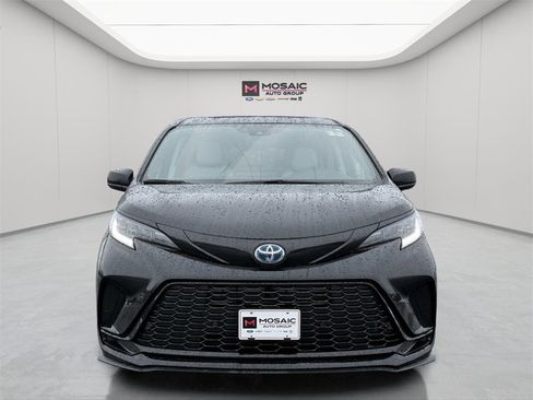 Used 2025 Toyota Sienna LE image 2