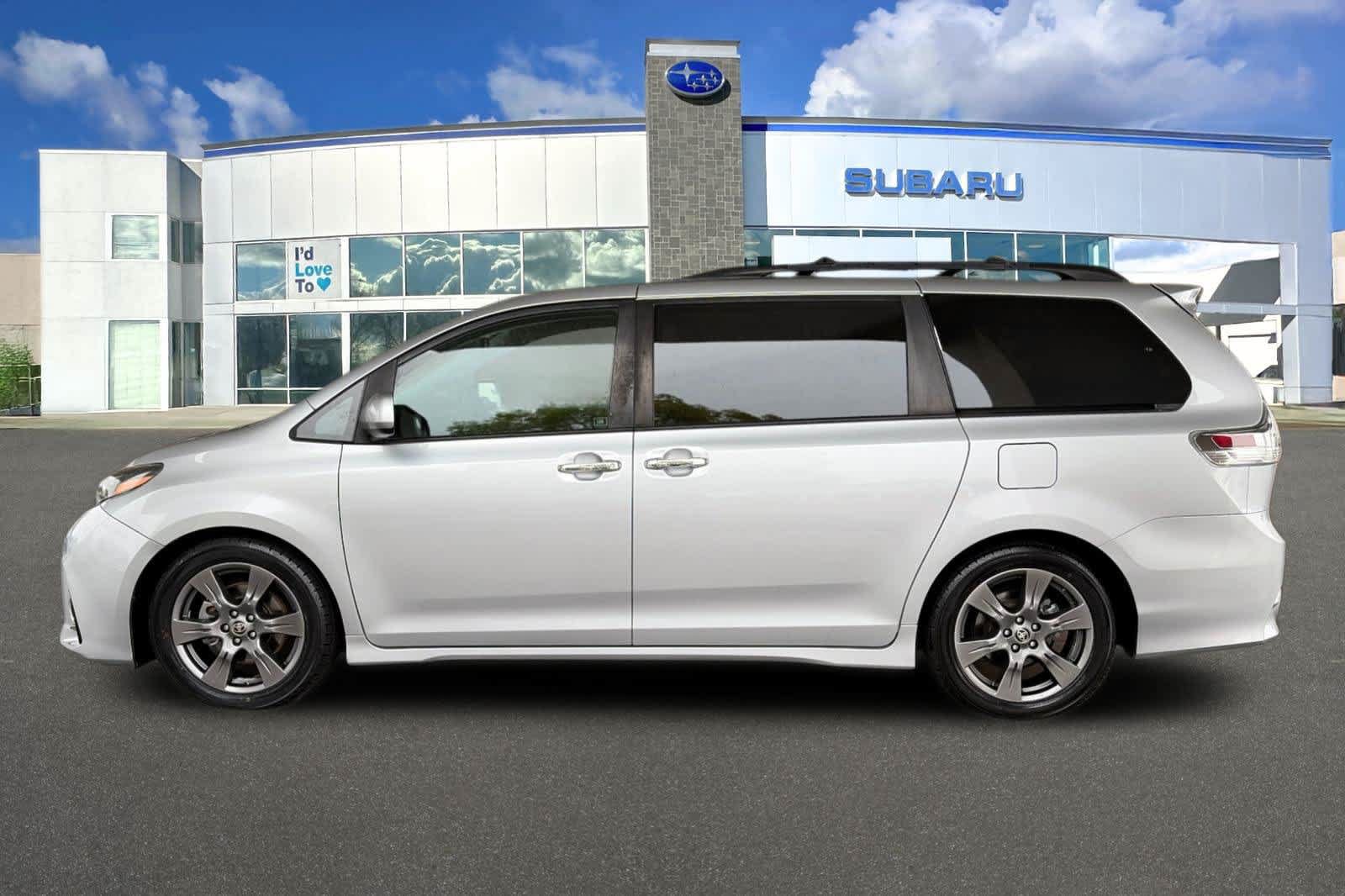 Used 2020 Toyota Sienna SE w/ Preferred Accessory Package FWD image 9