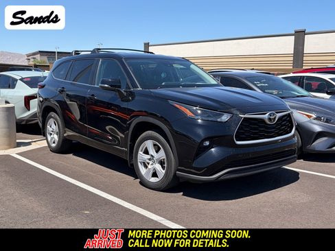 Used 2024 Toyota Highlander LE image 1