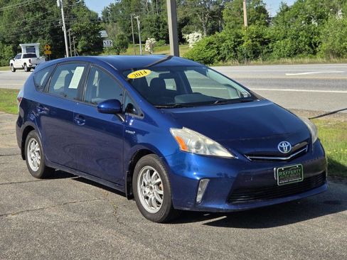 Used 2014 Toyota Prius V image 2