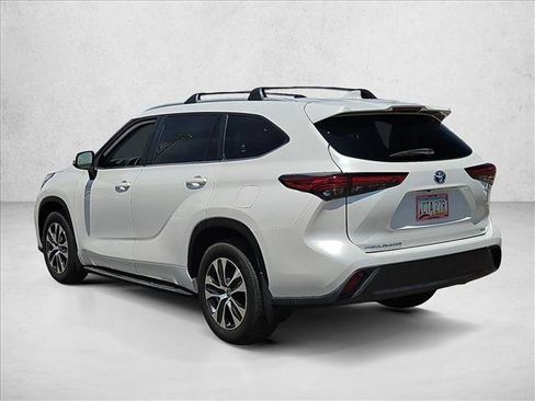 Used 2023 Toyota Highlander XLE AWD/4WD image 9