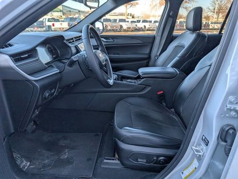 Used 2023 Jeep Grand Cherokee Altitude image 2